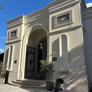 外観(高級感のある門)