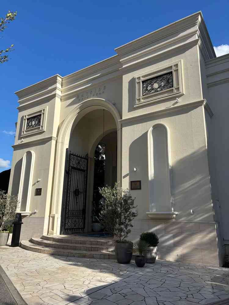 外観(高級感のある門)