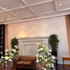 披露宴会場です。モダンでおしゃれな空間でした。豪華さはありながら、落ち着いている印象も感じました。