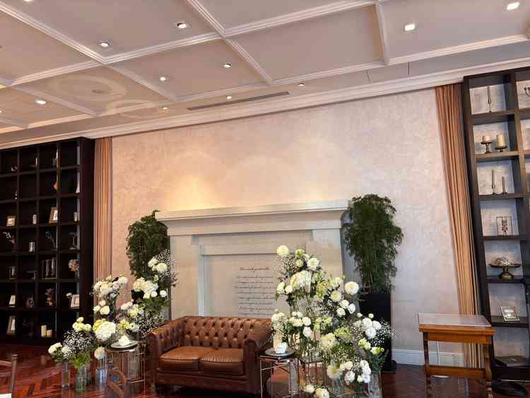 披露宴会場です。モダンでおしゃれな空間でした。豪華さはありながら、落ち着いている印象も感じました。