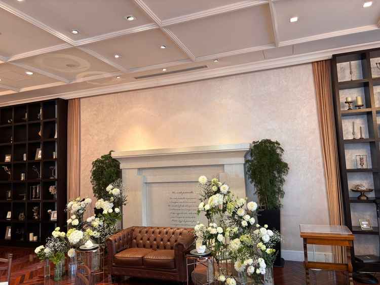 披露宴会場です。モダンでおしゃれな空間でした。豪華さはありながら、落ち着いている印象も感じました。