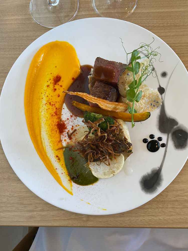 人間用試食のメインです。お魚とお肉どちらもいただきました。