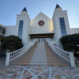 白を基調とした外観で、階段も開放的で写真映えしそうでした。