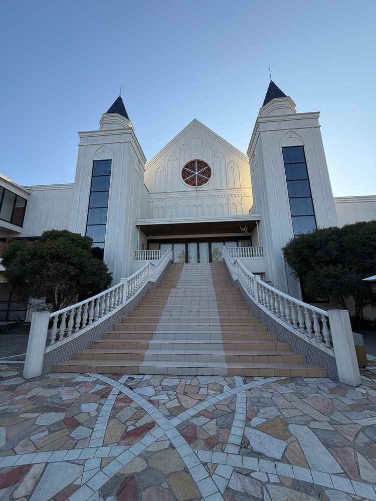 白を基調とした外観で、階段も開放的で写真映えしそうでした。