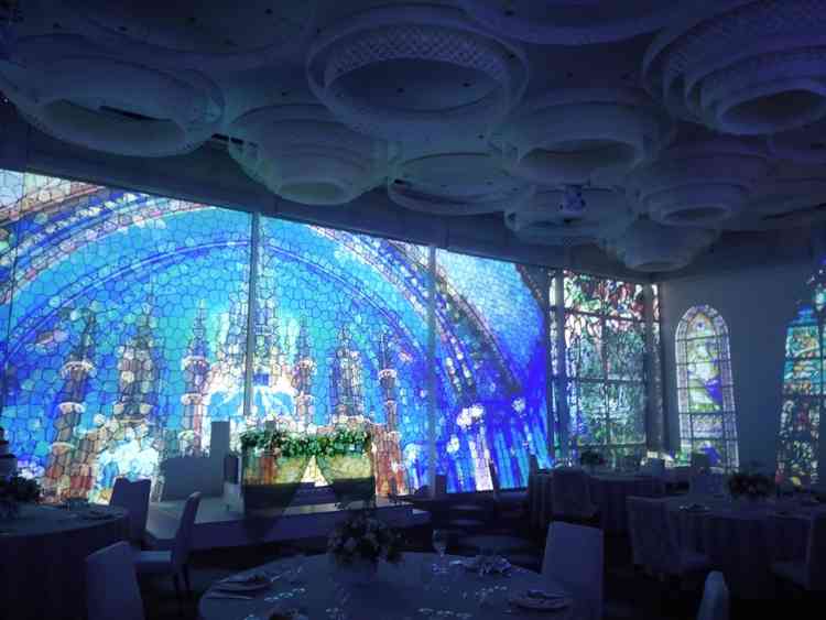 空をモチーフにした披露宴会場です。プロジェクションマッピングの他にも窓を開けて外の景色も使えます。