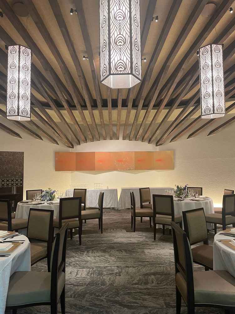 披露宴会場の梁がおしゃれで高砂から見える景色が唯一無二と感じました。