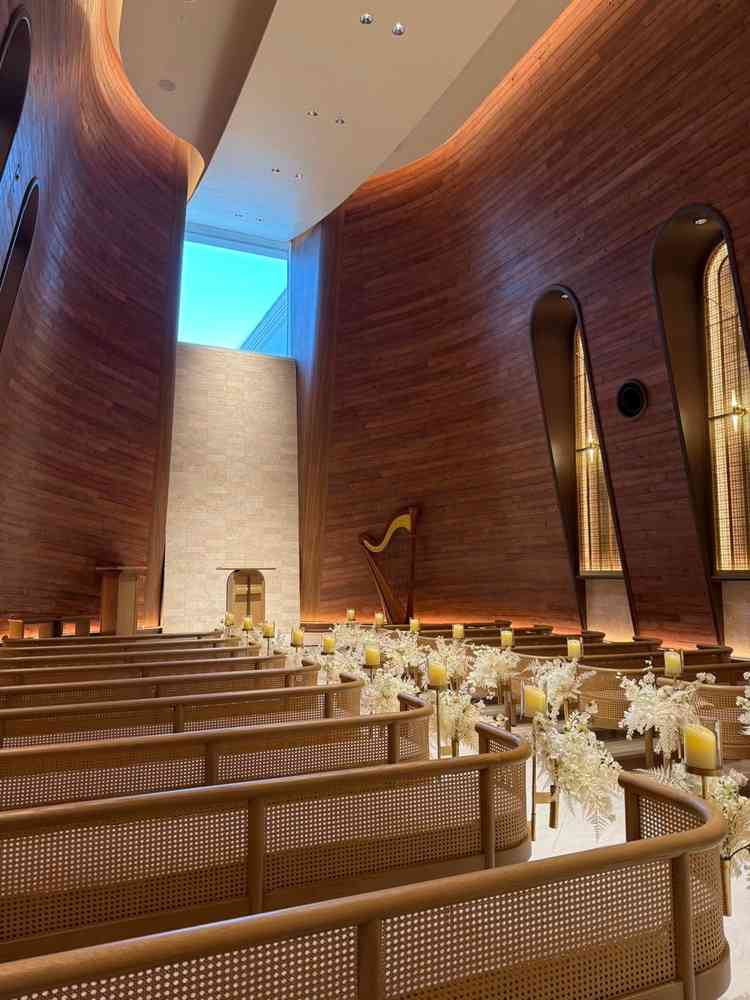 チャペルの写真。リニューアルされたため自然光が入り、広く暖かい印象だった。