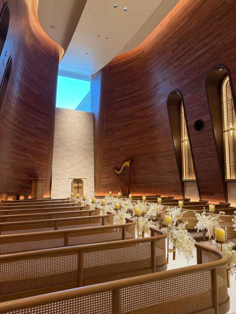 チャペルの写真。リニューアルされたため自然光が入り、広く暖かい印象だった。