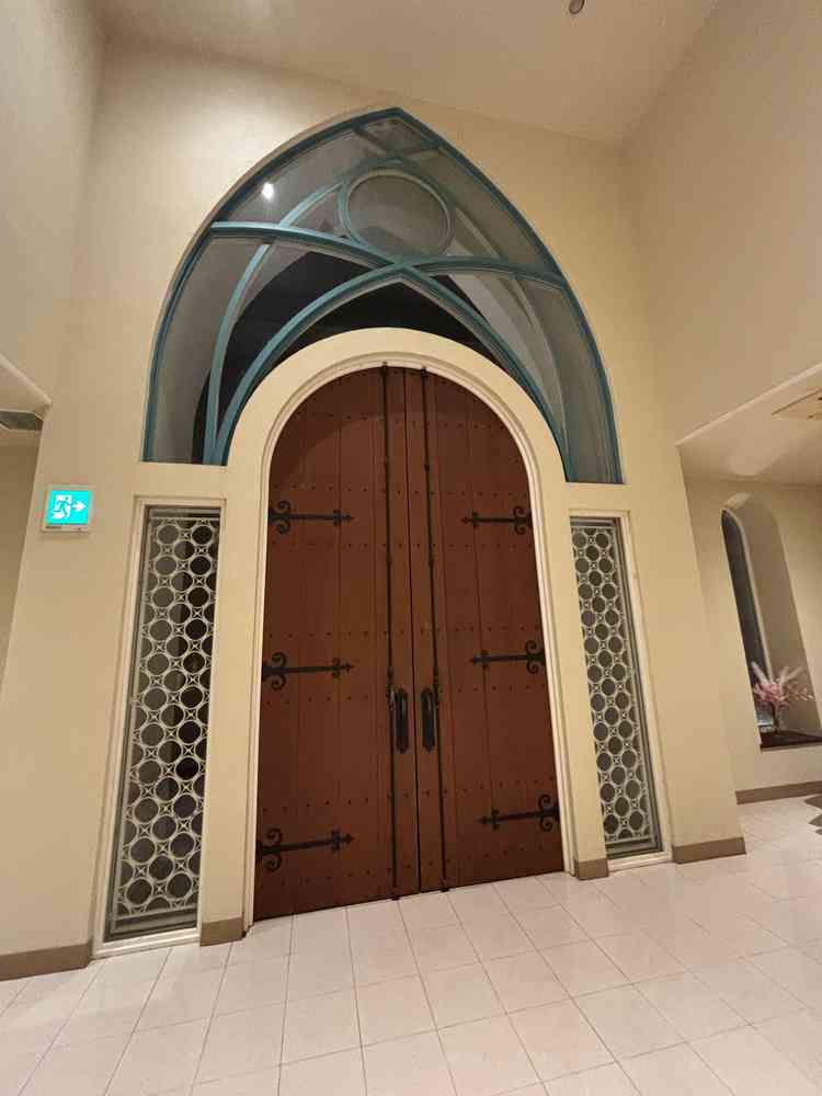 チャペルの前の扉