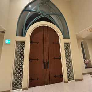 チャペルの前の扉