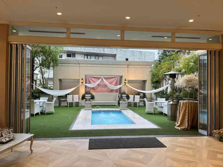 披露宴会場にあるオープンテラス、開放的でとても良かったです。フォトスポットにも良いとの事でした。