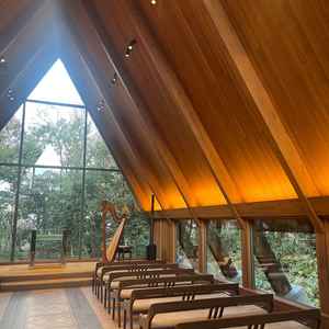 自然をバックに誓う挙式会場