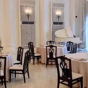 披露宴会場は階段もあります。こちらも窓が大きく外からの明かりが入ってきます。テーブルは丸い形でした。