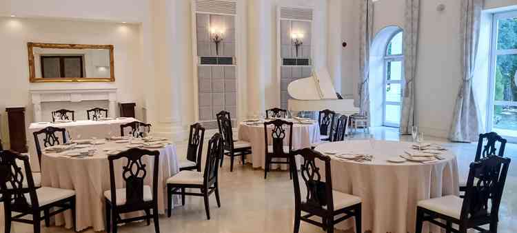 披露宴会場は階段もあります。こちらも窓が大きく外からの明かりが入ってきます。テーブルは丸い形でした。