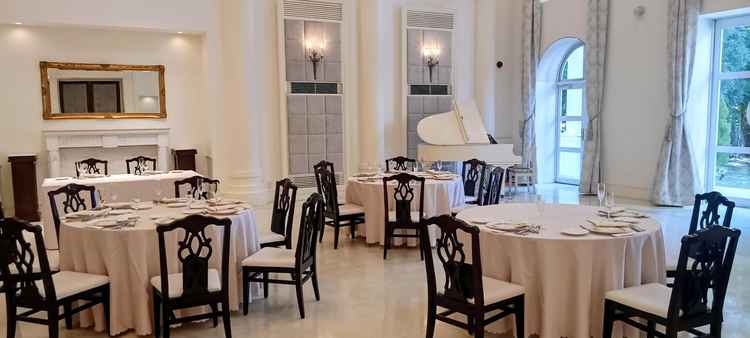 披露宴会場は階段もあります。こちらも窓が大きく外からの明かりが入ってきます。テーブルは丸い形でした。