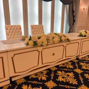 高砂、テーブルが少し古い気がしたが花で隠せば問題なし