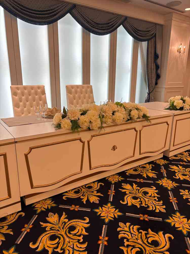 高砂、テーブルが少し古い気がしたが花で隠せば問題なし