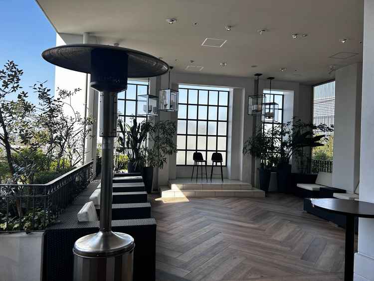 披露宴会場の手前に位置するウェルカムスペース。半屋外と開放的な一方でヒーターも設置されていました。