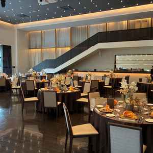 披露宴会場はテーブルコーディネートによっていろんな雰囲気にアレンジできる。