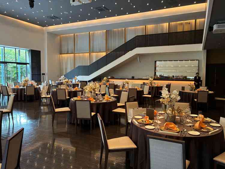 披露宴会場はテーブルコーディネートによっていろんな雰囲気にアレンジできる。