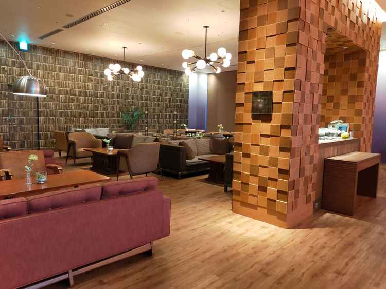 ゲストのウェイティングスペースの写真、其ノ二。ゆったりとしたソファ席。柱付近のスペースで装飾可能。