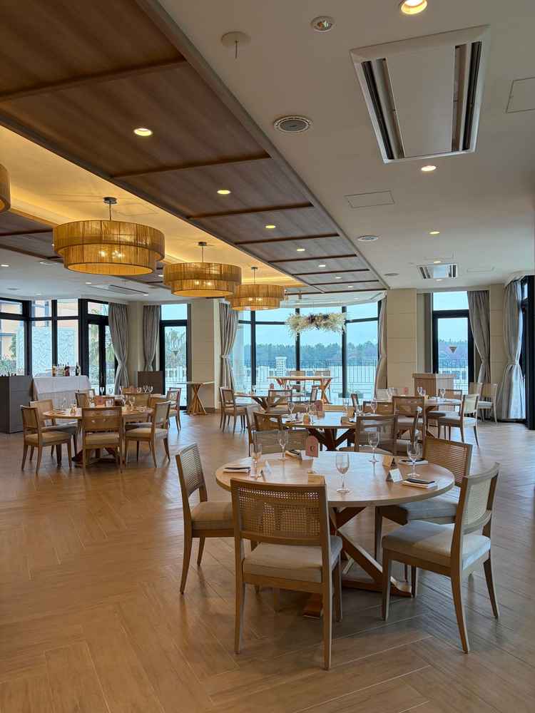 披露宴会場の写真。2次会で使うこともできるということで、華やかにもシンプルにもできるとのことでした。