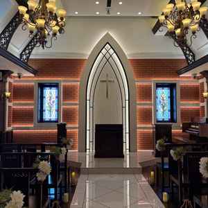 レンガ調で温かみのあるチャペルは少人数のアットホームな式向けかなと思いました。