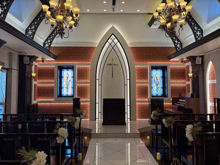 レンガ調で温かみのあるチャペルは少人数のアットホームな式向けかなと思いました。