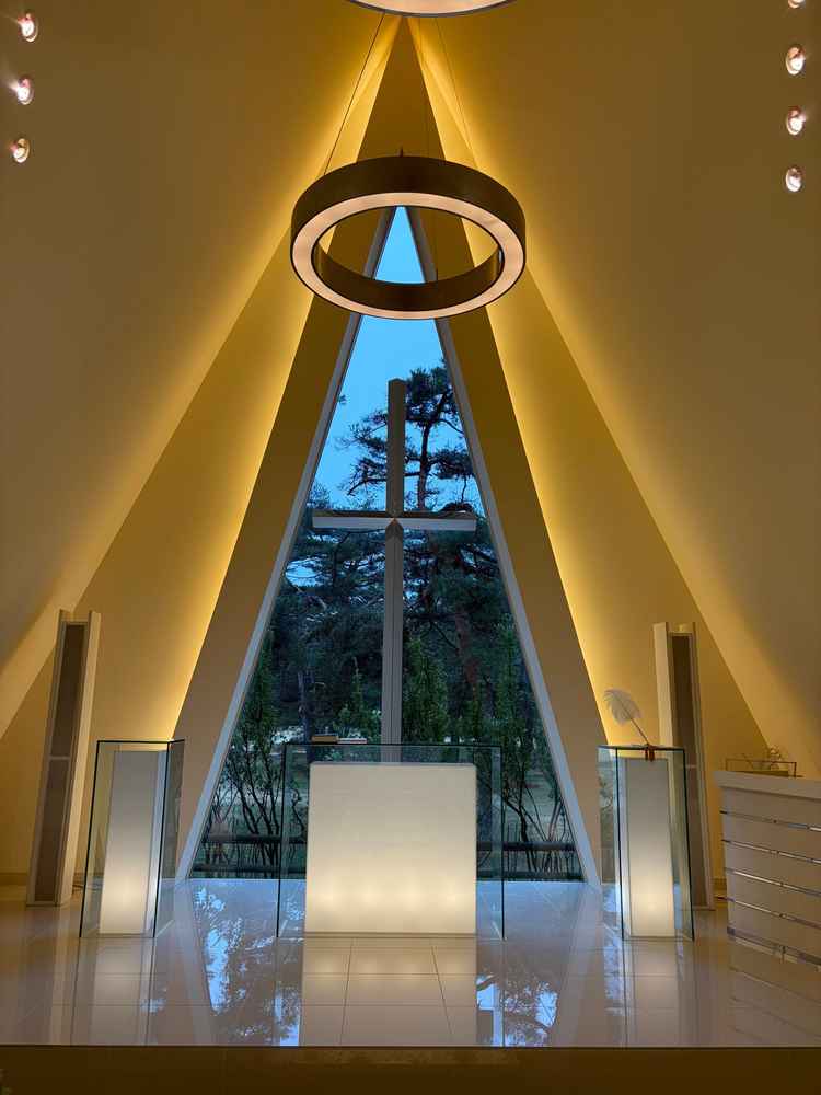 風のチャペルはサイトに載っている写真は真っ白なイメージだったが、実際はもっと温かみがあった。