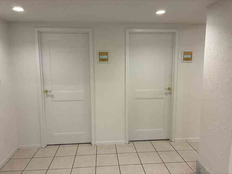 親族控室。持ち手までおしゃれで式場の雰囲気に合っていました。