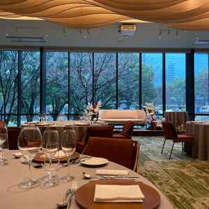 披露宴会場です。1面全て窓なので明るいです。