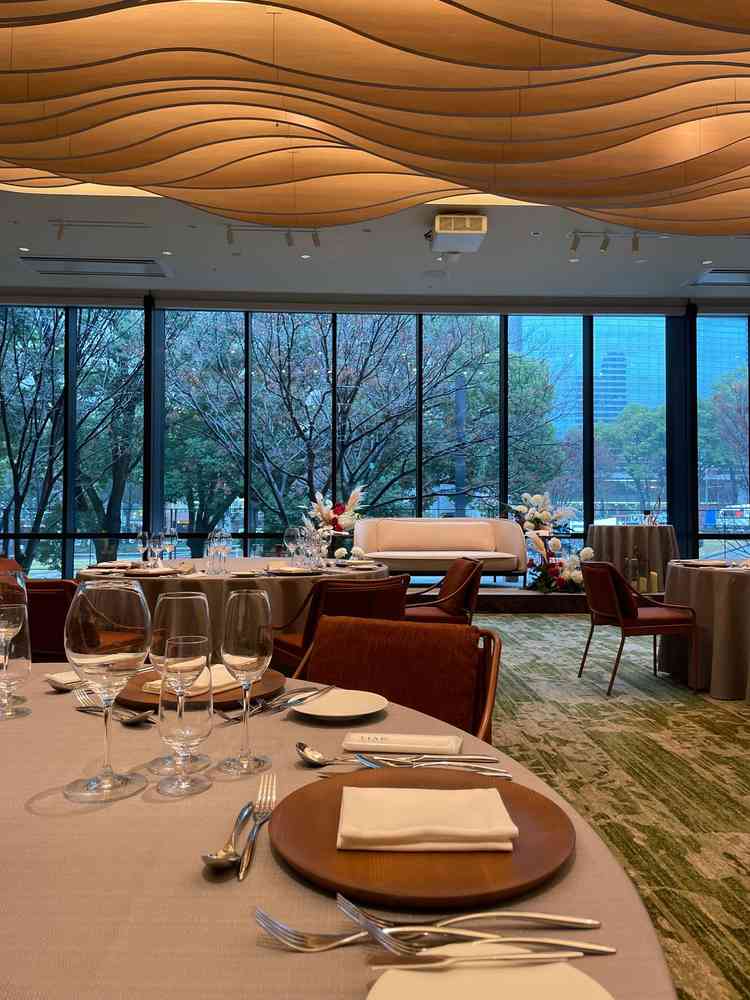 披露宴会場です。1面全て窓なので明るいです。