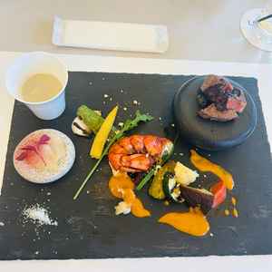 試食でオマール海老や和牛。彩り豊かで非常に美味しかった。料理が人気な理由がわかった