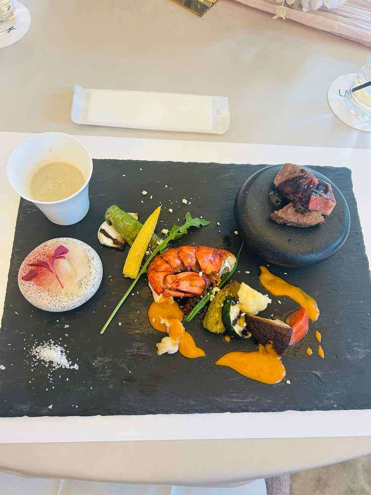 試食でオマール海老や和牛。彩り豊かで非常に美味しかった。料理が人気な理由がわかった