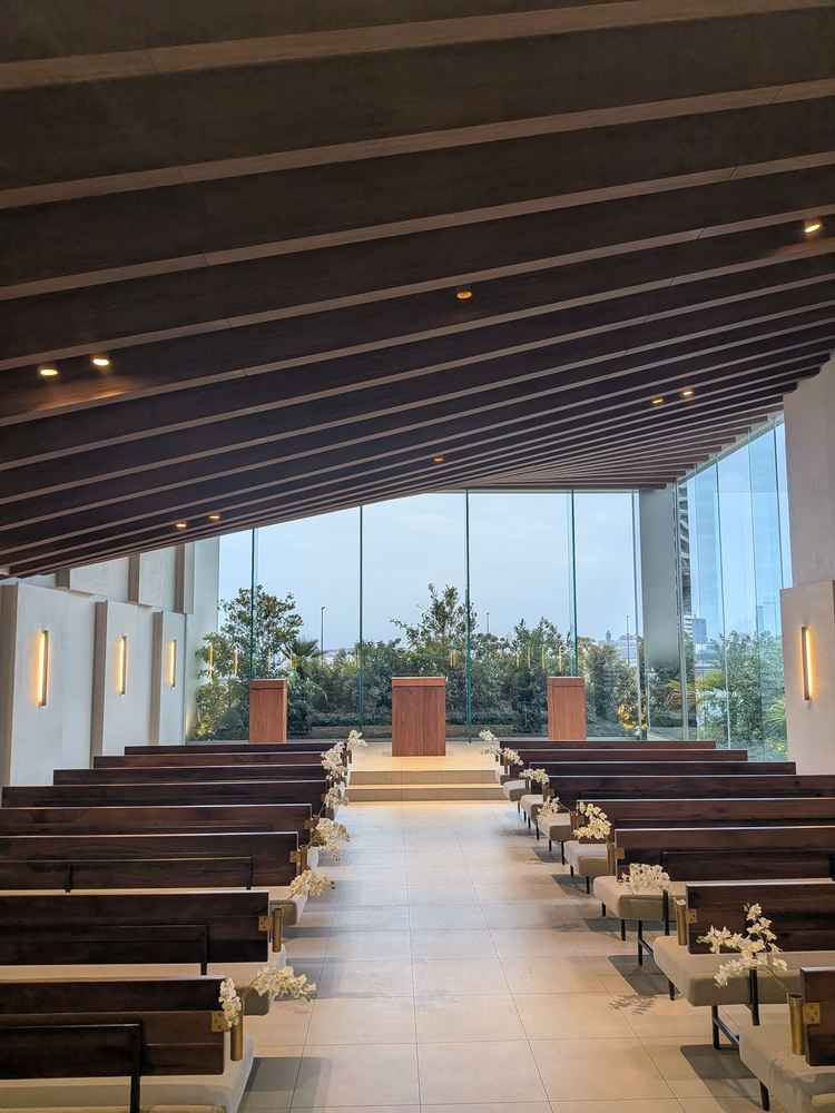 チャペルの全体写真。自然光が差し込み明るい印象だった。