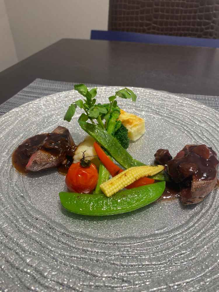 当日ゲストが和風ソース洋風ソースが選べる、柔らかなお肉。