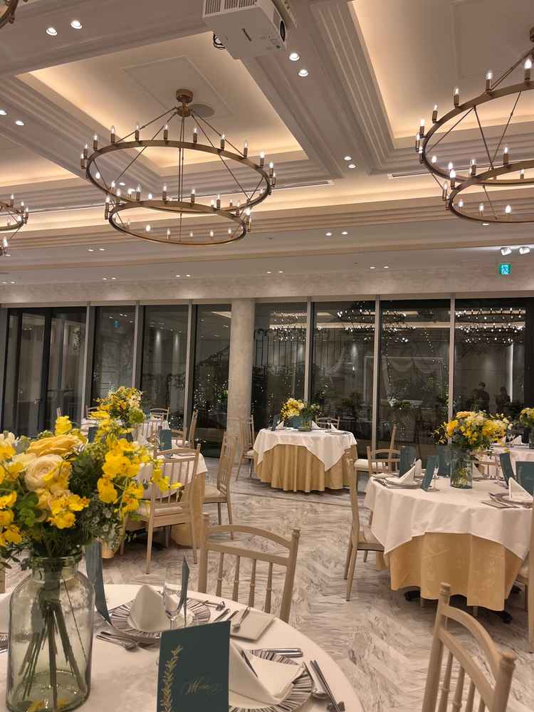 披露宴会場は外階段（ガーデン）もあり、求めていた会場でした。50名でも広く感じすぎない空間でした。