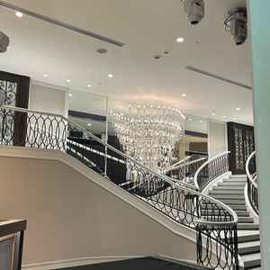 ダブル階段がある披露宴会場になります。幅もしっかりとられてていてドレスでも歩きやすい場所になっていた