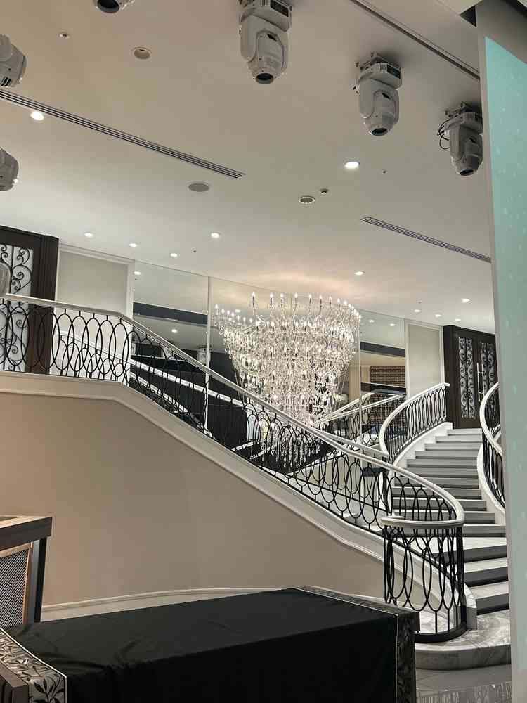 ダブル階段がある披露宴会場になります。幅もしっかりとられてていてドレスでも歩きやすい場所になっていた