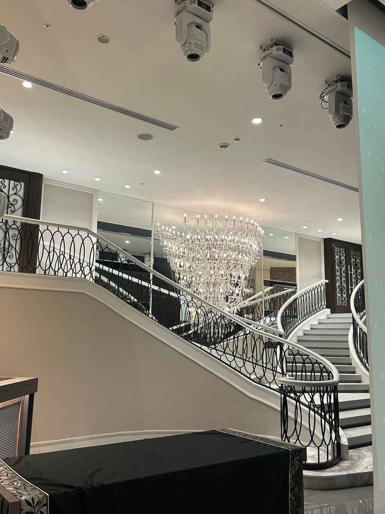 ダブル階段がある披露宴会場になります。幅もしっかりとられてていてドレスでも歩きやすい場所になっていた