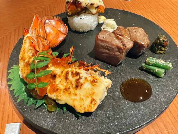 メイン料理のオマール海老と和牛のプレート。素材の旨味を存分に活かした、箸で頂ける和フレンチでした。