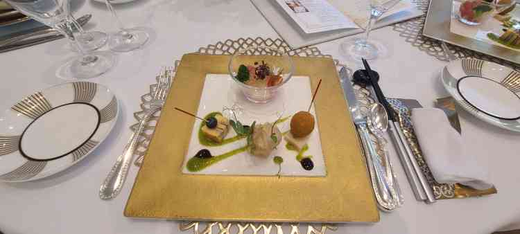 披露宴会場１にて、試食