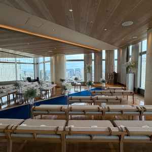 斜めから見たチャペル。窓が大きく開放感があるが、意外とこじんまりしている。