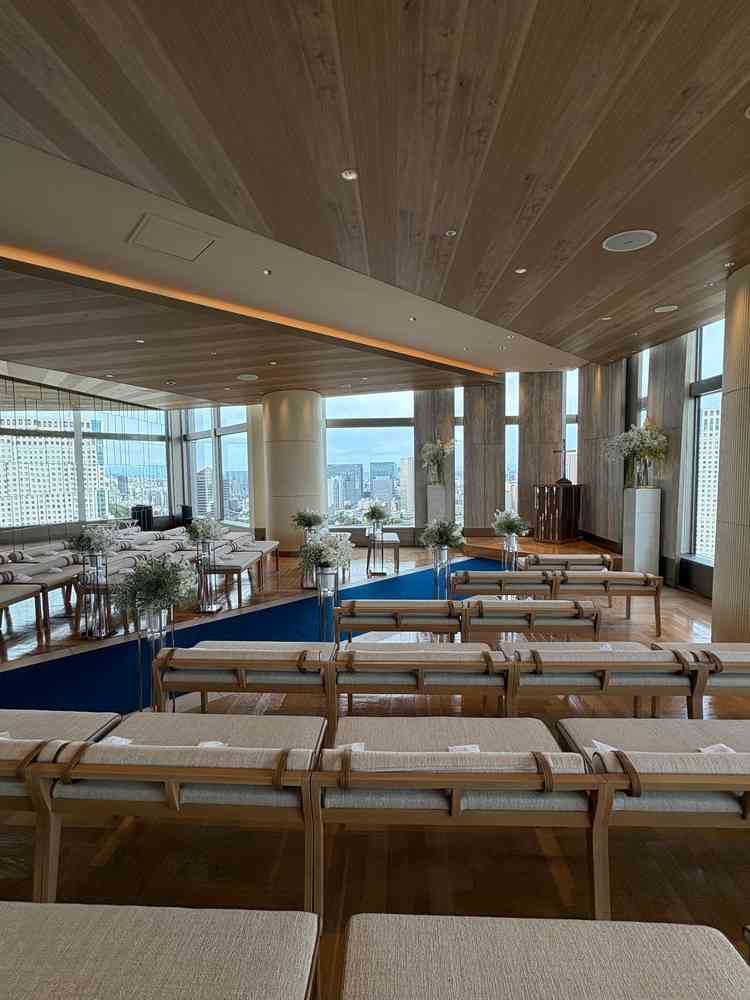 斜めから見たチャペル。窓が大きく開放感があるが、意外とこじんまりしている。