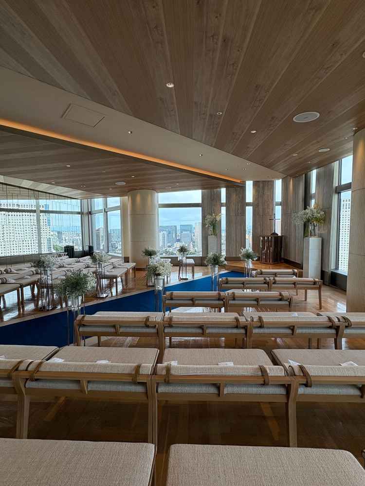 斜めから見たチャペル。窓が大きく開放感があるが、意外とこじんまりしている。