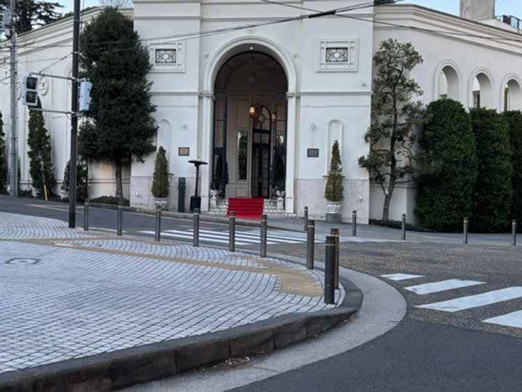 交差点にあります！駅からすぐなので見つけやすいです。