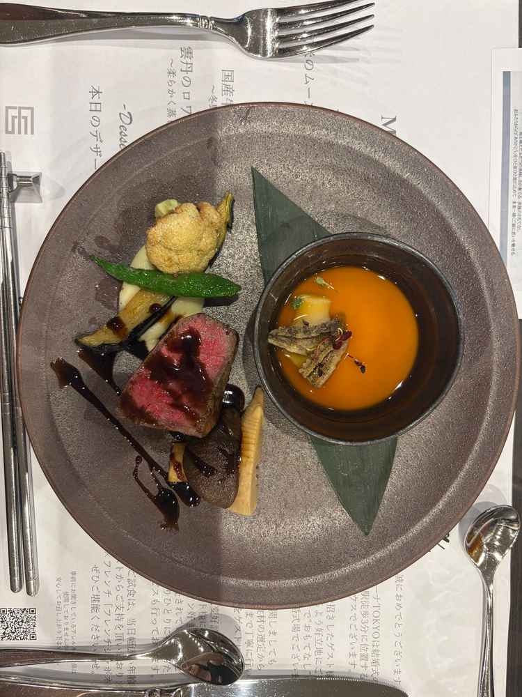この料理だけできて良かったと思えるくらい美味しかった。お肉もとても柔らかく副菜もオシャレ。