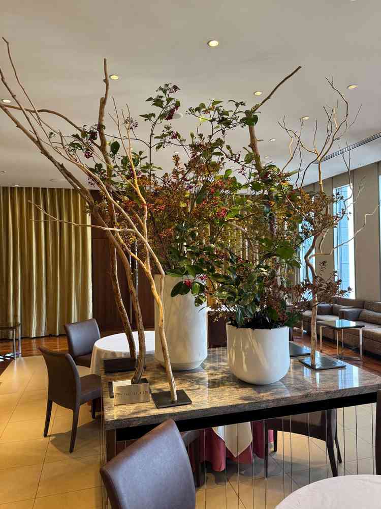 待合室に飾られた季節に合った木々