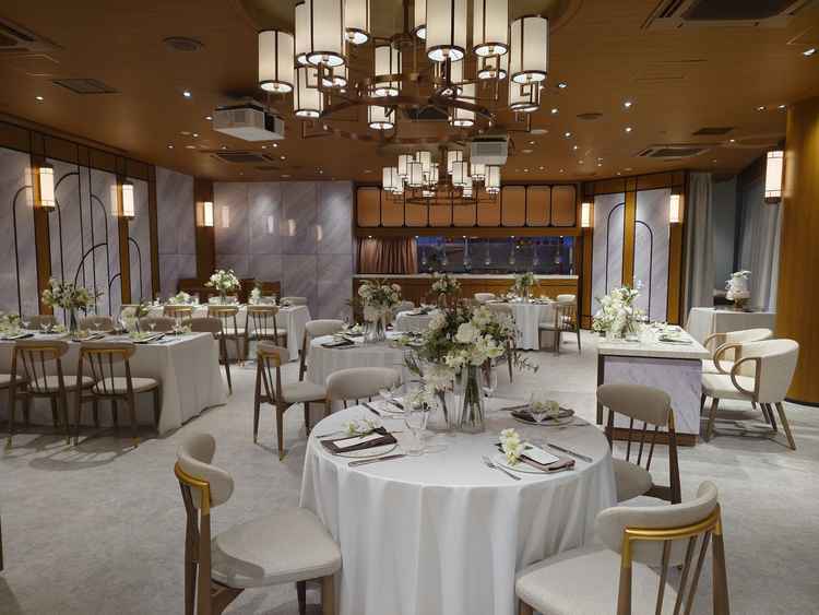 披露宴会場です。サイズ感、距離感がちょうどよく、ライブキッチンがある為料理がよりいっそう楽しめます。