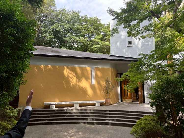 挙式会場の外観。フラワーシャワーもできそうなスペースで、華やかなエンディングができそう。